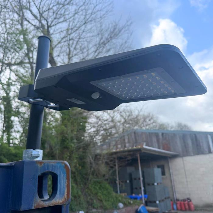 Luz LED solar de 20 W con sensor de movimiento PIR 